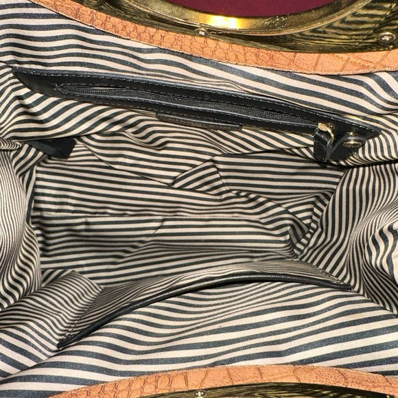 Gianni Bini Alligator Purse Magnetic closure/front pocket. Gold chain on strap - Picture 8 of 16